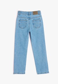 Jeans de mezclilla azul claro con corte recto, que cuentan con dos bolsillos traseros y una etiqueta marrón en la cinturilla. Sin desgastes visibles ni patrones.