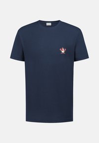 Marineblauw T-shirt met korte mouwen en een kleine afbeelding van een haan die rode bokshandschoenen draagt op de linkerborst.