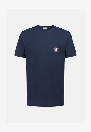 Marineblauw T-shirt met korte mouwen en een kleine afbeelding van een haan die rode bokshandschoenen draagt op de linkerborst.