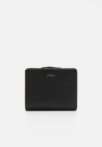 Zwart leren portemonnee met een gladde textuur, ritssluiting en gouden "FURLA" logo aan de voorkant. Rechthoekige vorm, compact ontwerp.