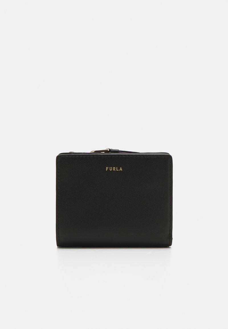 Zwart leren portemonnee met een gladde textuur, ritssluiting en gouden "FURLA" logo aan de voorkant. Rechthoekige vorm, compact ontwerp.