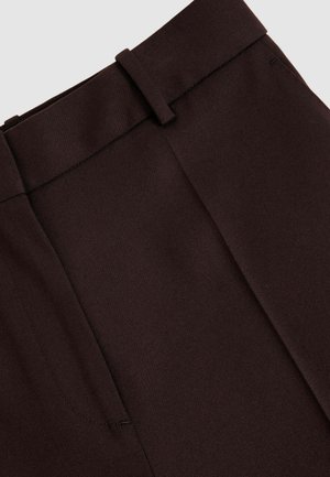 Braune, maßgeschneiderte Hosen mit strukturiertem Finish. Zu den Merkmalen gehören Gürtelschlaufen, Falten und Seitentaschen, hergestellt aus einem gewebten Stoff.