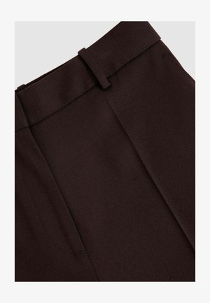 Pantaloni marroni, su misura, con una finitura strutturata. Le caratteristiche includono passanti per cintura, pieghe e tasche laterali, realizzati in un tessuto intrecciato.