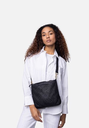 Borsa a tracolla in pelle intrecciata nera con forma rettangolare, dotata di chiusura con cerniera e tracolla regolabile. Superficie testurizzata con una leggera lucentezza.