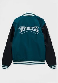 Veste varsity vert foncé et noir avec col, poignets et ourlet à rayures blanches, avec "EAGLES" brodé dans le dos.