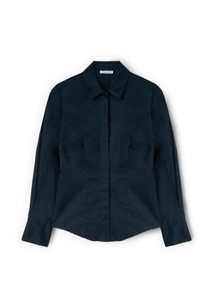 Czarna bluzka z długim rękawem, zaostrzonym kołnierzykiem, krytym zapięciem na guziki, dopasowaną talią i szerokimi mankietami, rozłożona na białym tle.