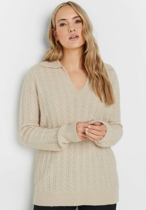 Beżowy sweter w splot kablowy z dekoltem w kształcie litery V i kołnierzykiem, z prążkowanymi mankietami i dolnym wykończeniem, teksturowanym wzorem oraz miękkim materiałem.