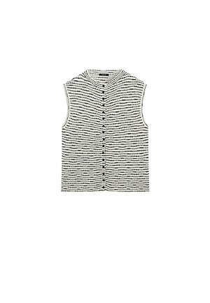 Gilet bianco lavorato a maglia senza maniche con collo tondo e linee punteggiate orizzontali nere, con bottoni neri sul davanti.