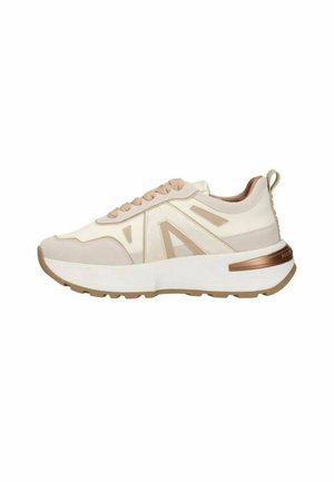 Sneaker chunky beige e crema con tessuto strutturato e pannelli in pelle, chiusura frontale con lacci, suola bianca spessa e dettaglio metallico bronzo sul tallone.