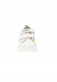 Baskets de sport blanches avec des accents bleus et jaunes, présentant une tige synthétique lisse et deux bandes Velcro pour les fermetures.
