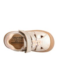 Rosenholzfarbene Leder-Sandale mit zwei Klettverschlüssen. Verfügt über Ausschnittdesigns und Blumenakzente. Weich gefüttertes Inneres und flexible Gummisohle.