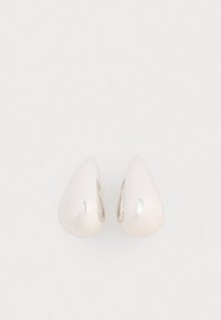 Srebrne kolczyki w kształcie kropli z gładką, refleksyjną powierzchnią, charakteryzujące się bezszwowym designem i brakiem widocznych ozdób.
