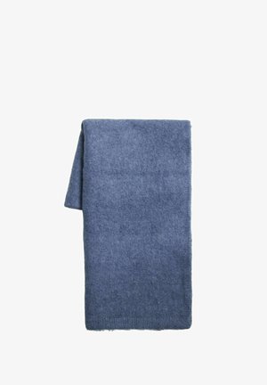 Blå ullhalsduk med mjuk textur, rektangulär form och en ren, vikt kant. Lämplig för användning i kallt väder.