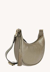 Sac à épaule en cuir doré métallisé avec une forme courbée, fermeture éclair et une longue sangle avec un détail de pampille.