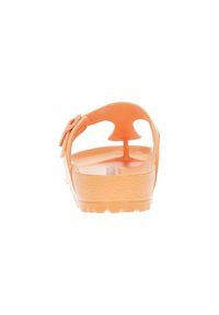 Oranje rubberen sandaal met een T-band ontwerp, textuur op de zool en een decoratieve strikaccent op de bovenkant. Achteraanzicht.