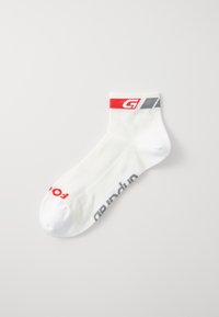 Hvite sokker med en rød og grå mønstret kant øverst, som har et logo. Stoffet ser jevnt ut, med en tettsittende design og ribbet krage.
