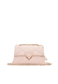Borsa a tracolla in pelle rosa trapuntata con hardware dorato, dettaglio triangolare e tracolla a catena. Texture liscia con chiusura a morsetto.