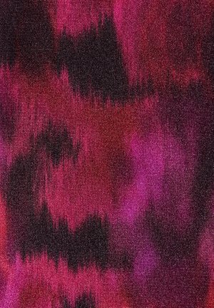 Tela con patrones abstractos de pinceladas irregulares en tonos púrpura oscuro y rosa sobre una superficie texturizada.