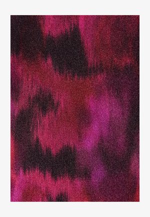 Tela con patrones abstractos de pinceladas irregulares en tonos púrpura oscuro y rosa sobre una superficie texturizada.