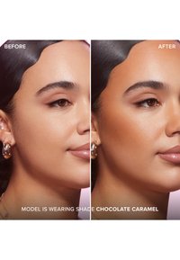 Voor-en-na split afbeelding die een close-up van een gezicht toont. De huidtint is glad. Het model draagt een glanzende lipkleur met het label "Chocolate Caramel."