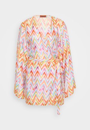 Bata envolvente multicolorida hecha de tela ligera con un patrón en zigzag en tonos de rosa, naranja, amarillo y azul, con un cinturón para atar.