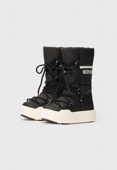 Czarne izolowane zimowe buty z grubą białą podeszwą, sznurowane z przodu, z brandingiem "MOON BOOT" po boku.