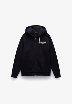 Sort zip-up hættejakke lavet af blødt stof, med snørelukning i hætten, frontlommer og et kontrast logo design på brystet.