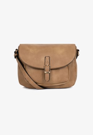 Klein lichtbruin leren crossbodytasje met voorflap en gouden gespdetail, verstelbare riem en subtiele merkopdruk.