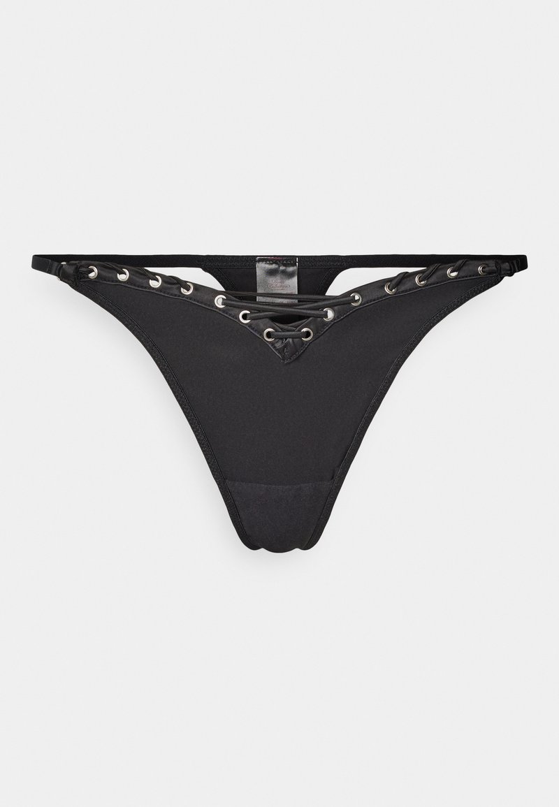 Schwarze Slip-Unterwäsche mit v-förmiger Vorderseite, Schnürdetails mit silbernen Ösen und dünnen Trägern. Hergestellt aus glattem Stoff.