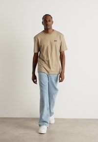 Calvin Klein COMFORT FIT - Jednoduché tričko - brindle