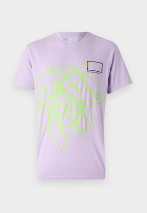 Camiseta de algodón lavanda clara con un gran diseño abstracto en verde neón en el frente y una pequeña caja rectangular negra con texto.