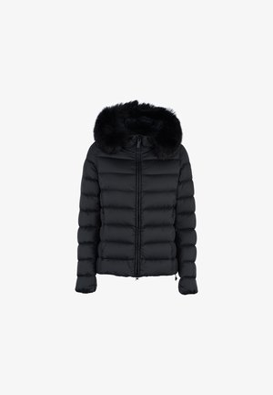 Czarna kurtka puchowa z zamkiem z przodu, z szerokim kapturem z futra i pikowanym wzorem. Materiał jest miękki o gładkiej fakturze.