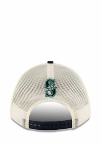 Cappellino da baseball bianco in rete con una fascia regolabile blu scuro sul retro e un logo ricamato verde con un design a forma di bussola.