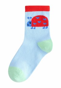 Kindersocken mit einem hellblauen Grund, rotem Bündchen und grünem Fersenbereich. Sie verfügen über ein blaues Marienkäferdesign mit roter Schale und Herzmustern.