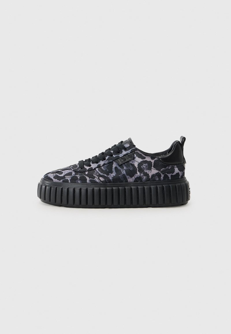 Baskets à imprimé léopard noir et gris avec une semelle en caoutchouc noir épaisse et striée, dotées d'un design à lacets et d'une petite languette au talon.