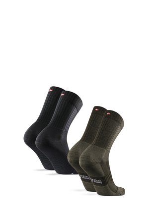 Calzini in cotone con una texture a coste, disponibili in nero e verde scuro. Ogni paio presenta un logo sul risvolto e un accento a contrasto.