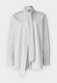 Chemisier blanc à rayures noires verticales, avec un col haut et des manches longues. Comprend un détail de nœud au cou et un modèle à fermeture par boutons.
