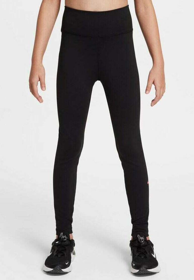 Leggings de sport noirs avec une taille haute, en tissu extensible et d'une coupe ajustée. Portés avec des baskets noires avec des accents blancs et gris.