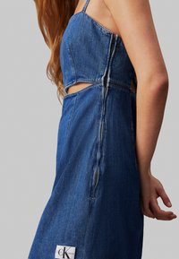 Calvin Klein Jeans CUT OUT - Haljina od trapera - denim medium