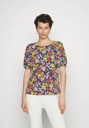 Top floral de mangas curtas com fundo azul-marinho, apresentando flores amarelas, cor-de-rosa e brancas. Decote redondo e mangas ligeiramente franzidas.
