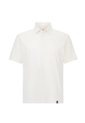 Bílé polo tričko vyrobené z hladké tkaniny, s límcem, zapínáním na tři knoflíky a malou značkovou etikettou na lemu.