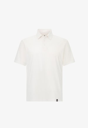 Bílé polo tričko vyrobené z hladké tkaniny, s límcem, zapínáním na tři knoflíky a malou značkovou etikettou na lemu.