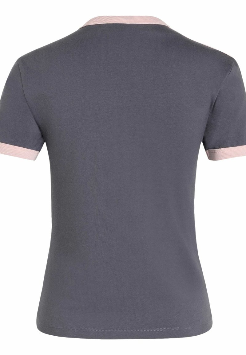 Mørkegrå poloshirt med korte ærmer og lyserød kant på krave og ærmer, vist bagfra.