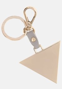 Portachiavi in metallo con un pendente triangolare dorato dalla superficie liscia, attaccato a una cinghia grigia e a un anello metallico per il fissaggio.