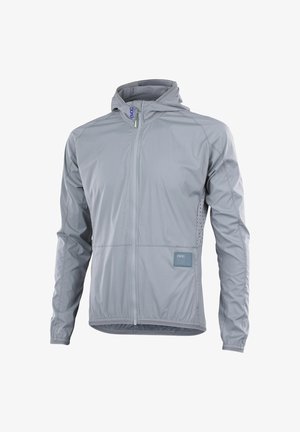Hellgraue leichte Jacke mit Kapuze, Frontreißverschluss, langen Ärmeln und einem kleinen Logoaufnäher auf der unteren Vorderseite.