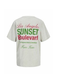 Šviesiai pilka medvilninė marškinė su trumpomis rankovėmis, su drąsia raudona ir žalia tekstine dizaino išraiška: "Los Angeles SUNSET Boulevard nemokama ekskursija."