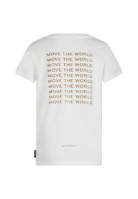 T-shirt bianco in cotone con testo ripetuto "MOVE THE WORLD" in beige sulla schiena. Logo sottile "RETOUR JEANS" vicino all'orlo. Maniche corte.