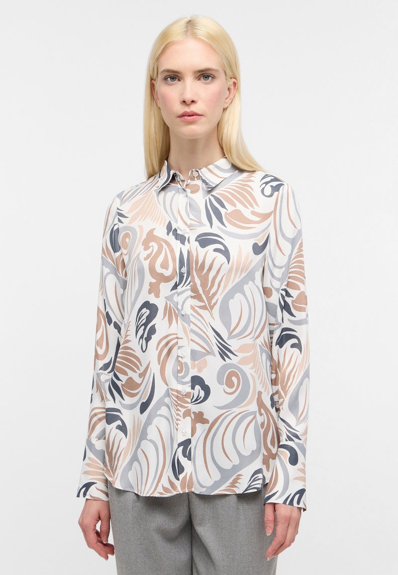 Camicia a maniche lunghe con bottoni in tessuto leggero, caratterizzata da un motivo vorticoso in beige, blu navy e grigio su sfondo bianco.