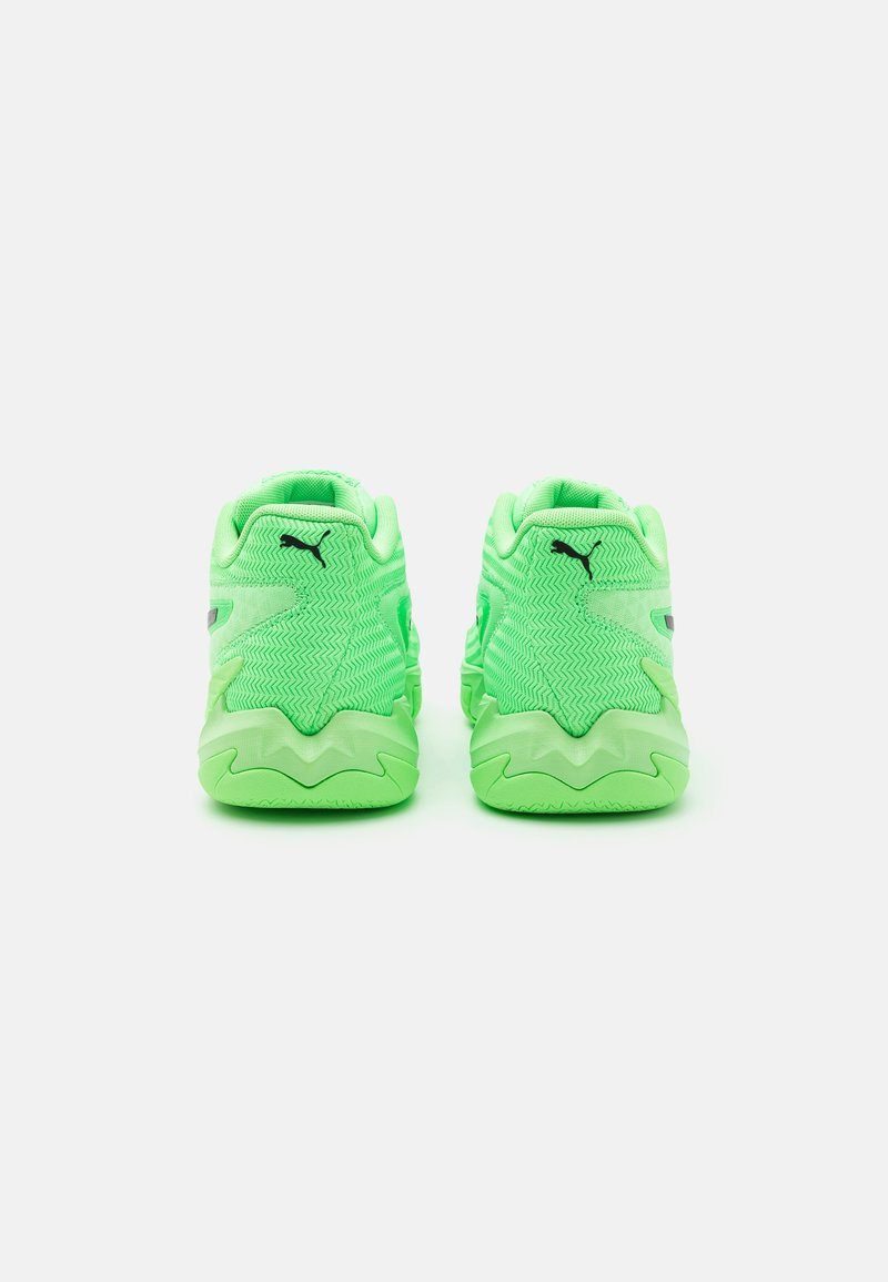 Neon-grüne Sportschuhe mit einem strukturierten Mesh-Obermaterial, gepolstertem Absatz und Zickzack-Sohlenmuster; zeigt dezente Markenkennzeichnung an der Seite.