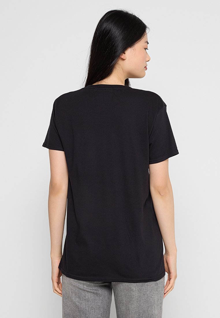Schwarzes Baumwoll-T-Shirt mit kurzen Ärmeln und Rundhalsausschnitt. Glatte Textur, etwas lockere Passform, mit minimalen Nahtdetails am Saum.